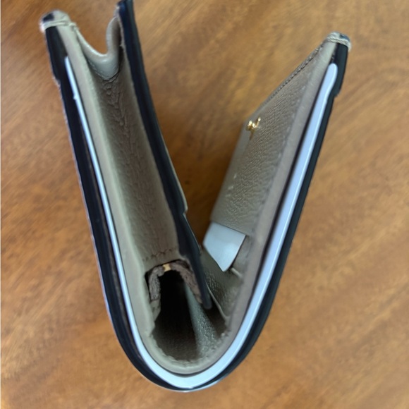 GUCCI Ophidia Snap Wallet, Made in Italy, NIB
Hard to find! - Picture 7 of 12